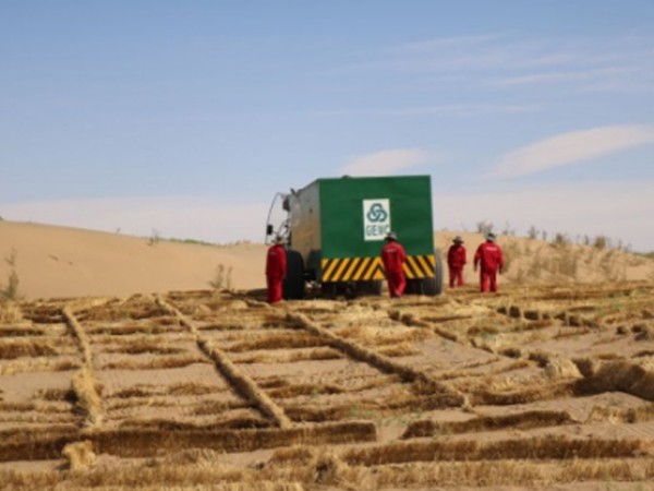 人民日?qǐng)?bào)：機(jī)械化治沙，風(fēng)景這邊獨(dú)好這邊獨(dú)好
