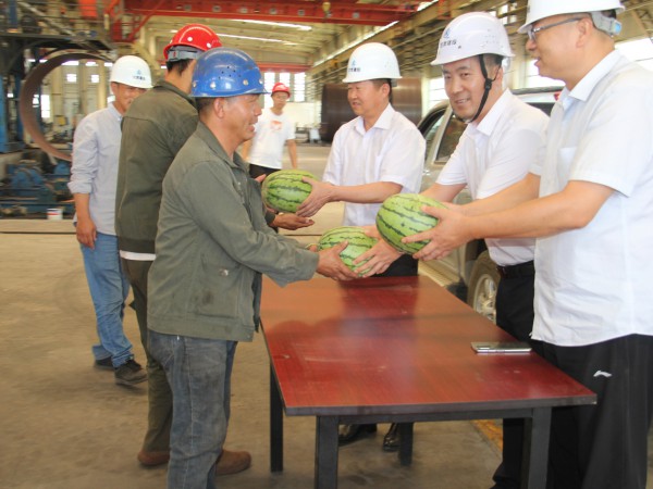 甘肅建投新能源公司 開展“關(guān)愛職工 夏送清涼”慰問活動(dòng) ——炎炎夏日戰(zhàn)酷暑  慰問一線潤心田