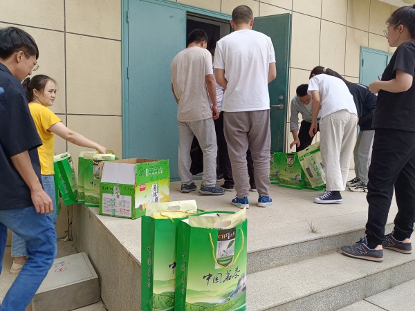 一線送清涼  關(guān)懷暖人心