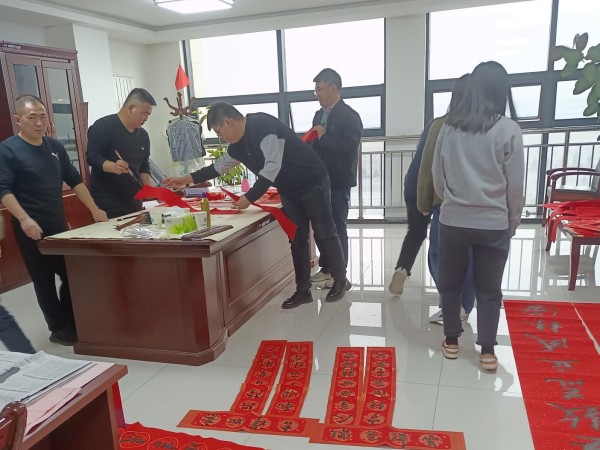 墨香迎新春 萬福送進門——新能源公司開展“送萬福 進萬家”書法公益活動