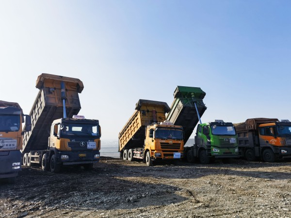 【“三抓三促”行動(dòng)進(jìn)行時(shí)】  甘肅建投路橋工程有限公司烏魯木齊機(jī)場改擴(kuò)建土方工程項(xiàng)目有序推進(jìn)