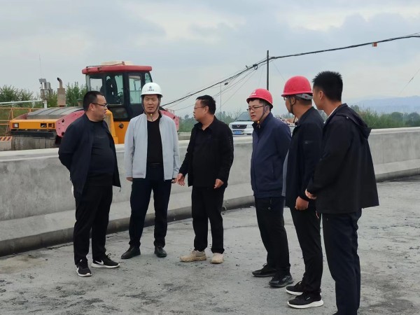 甘肅建投新能源科技股份有限公司總經(jīng)理趙琰森深入臨夏市項(xiàng)目調(diào)研并慰問路橋公司臨夏市全體一線員工