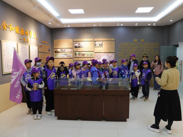 甘肅建投新能源公司沙漠研學(xué)旅行基地舉辦“沙漠尋綠，奪寶之旅”主題研學(xué)活動(dòng)